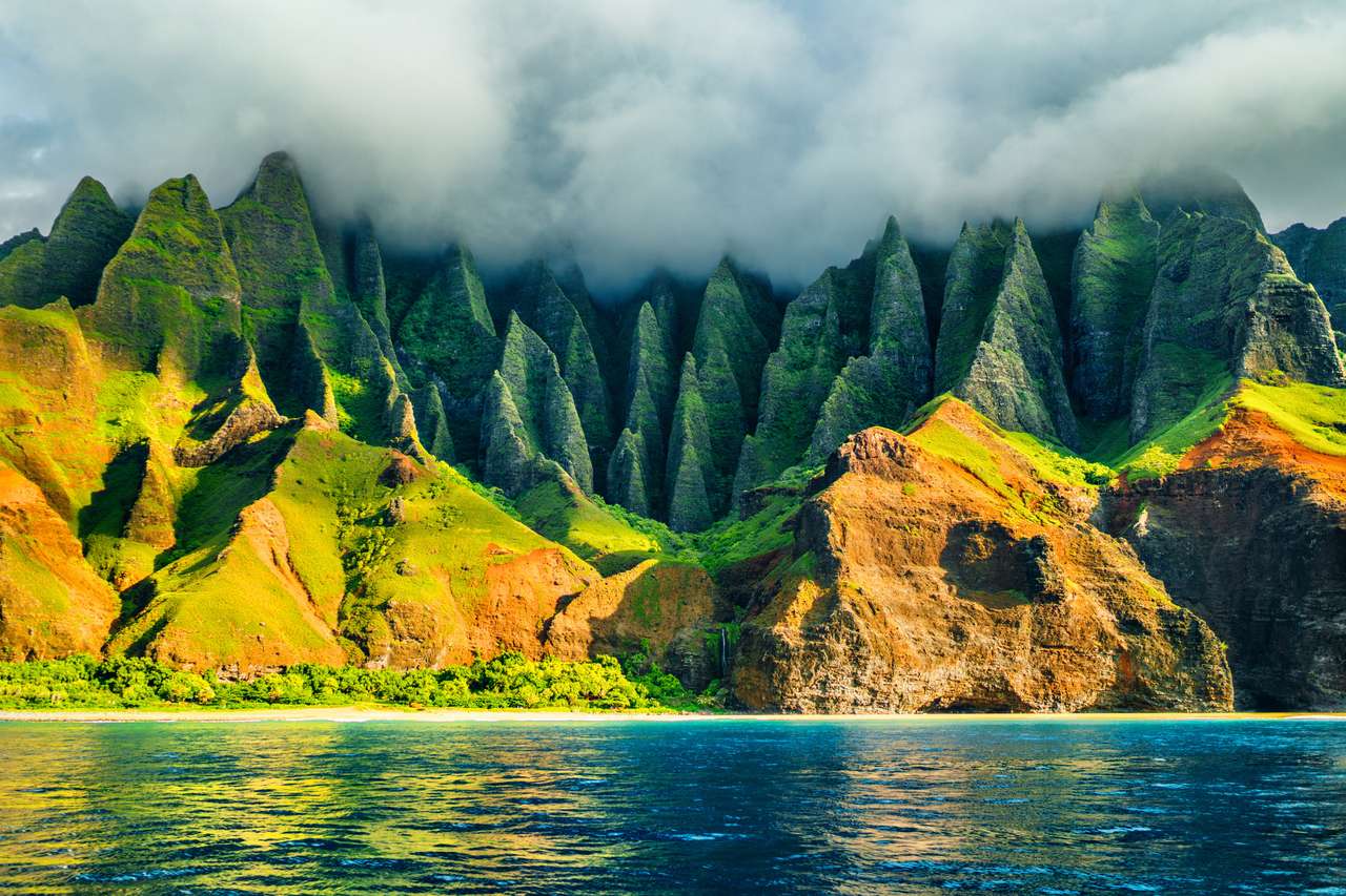 Na Pali tengerpart, Kauai, Hawaii kilátás tengeri naplemente körutazásról. Természet tengerparti táj Kauai szigetén, Hawaii, USA. Hawaii utazás. kirakós online
