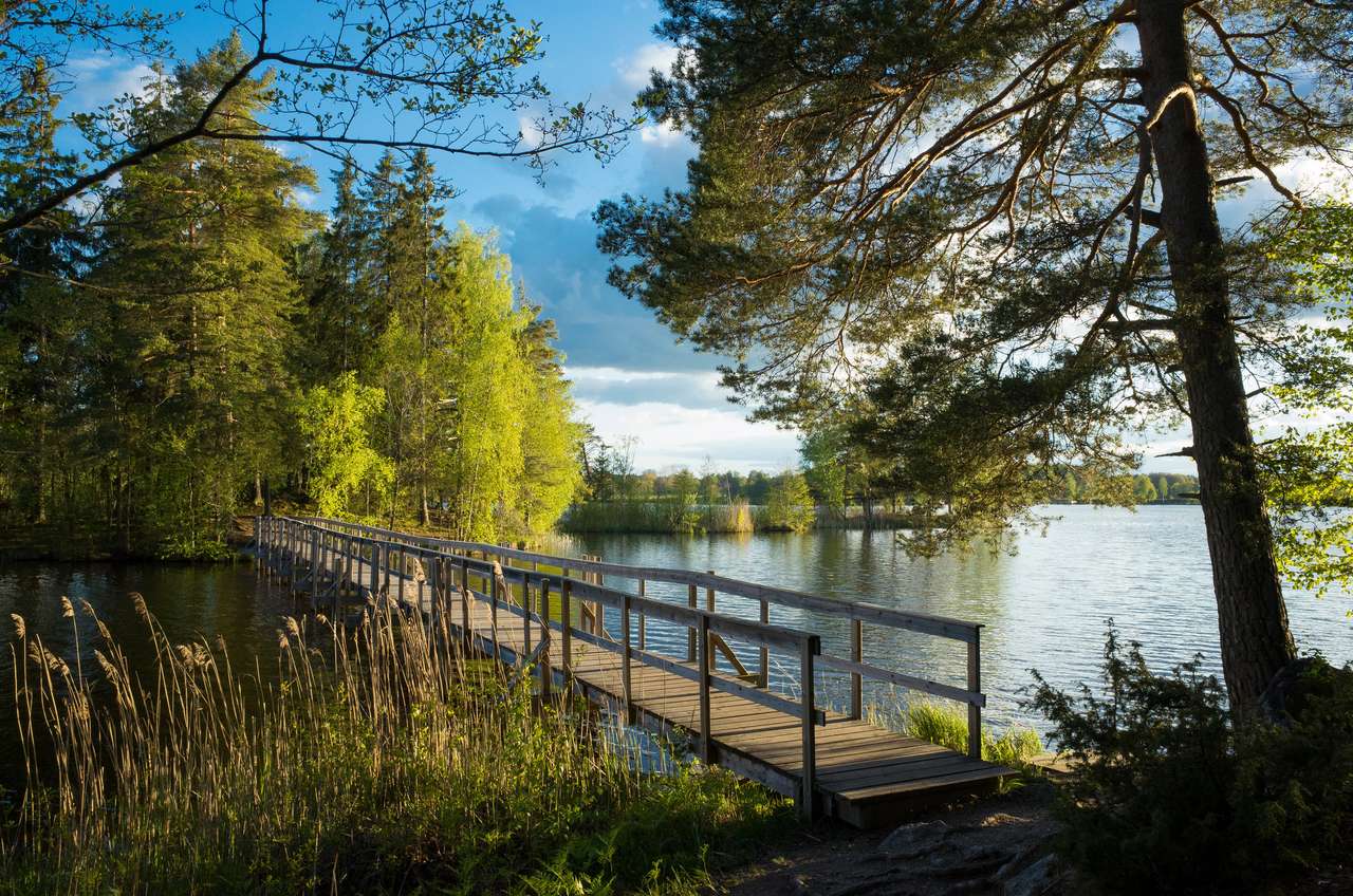 Ponte de madeira e lago na Suécia no outono quebra-cabeças online