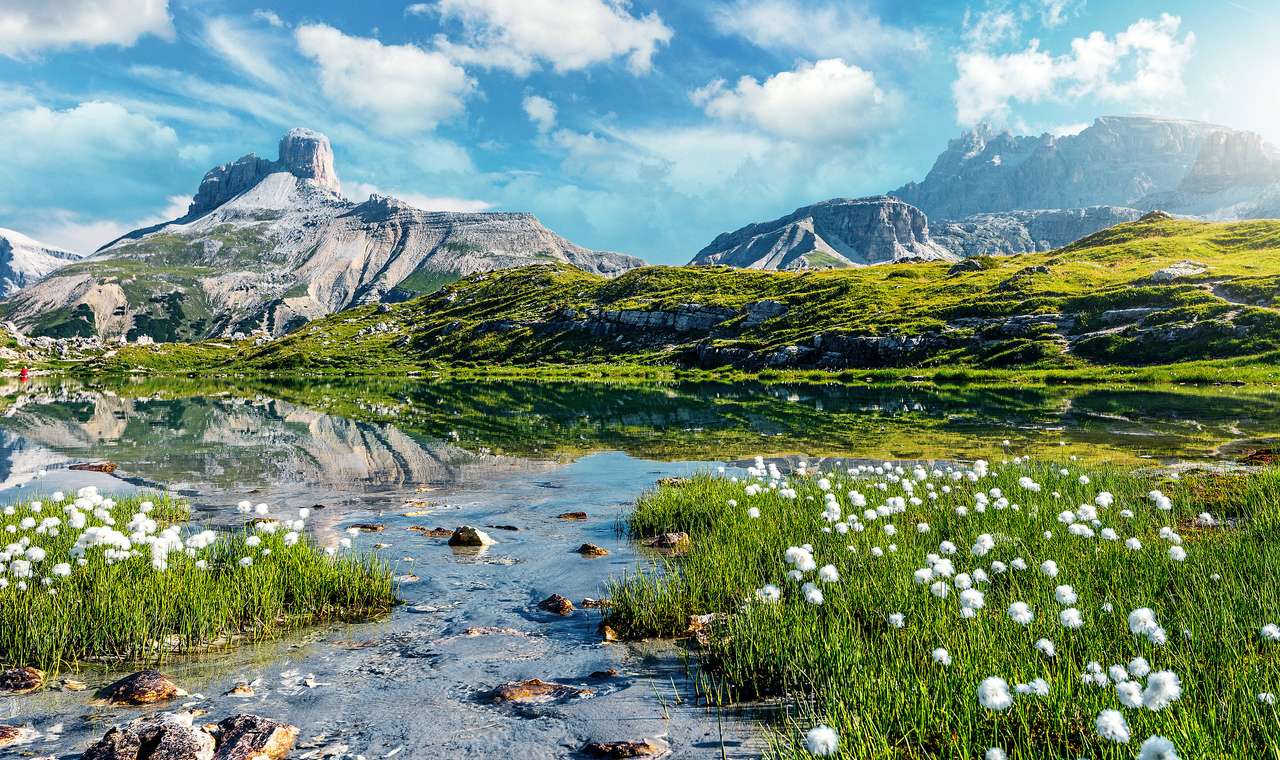 Алпийско езеро с кристално чиста вода онлайн пъзел
