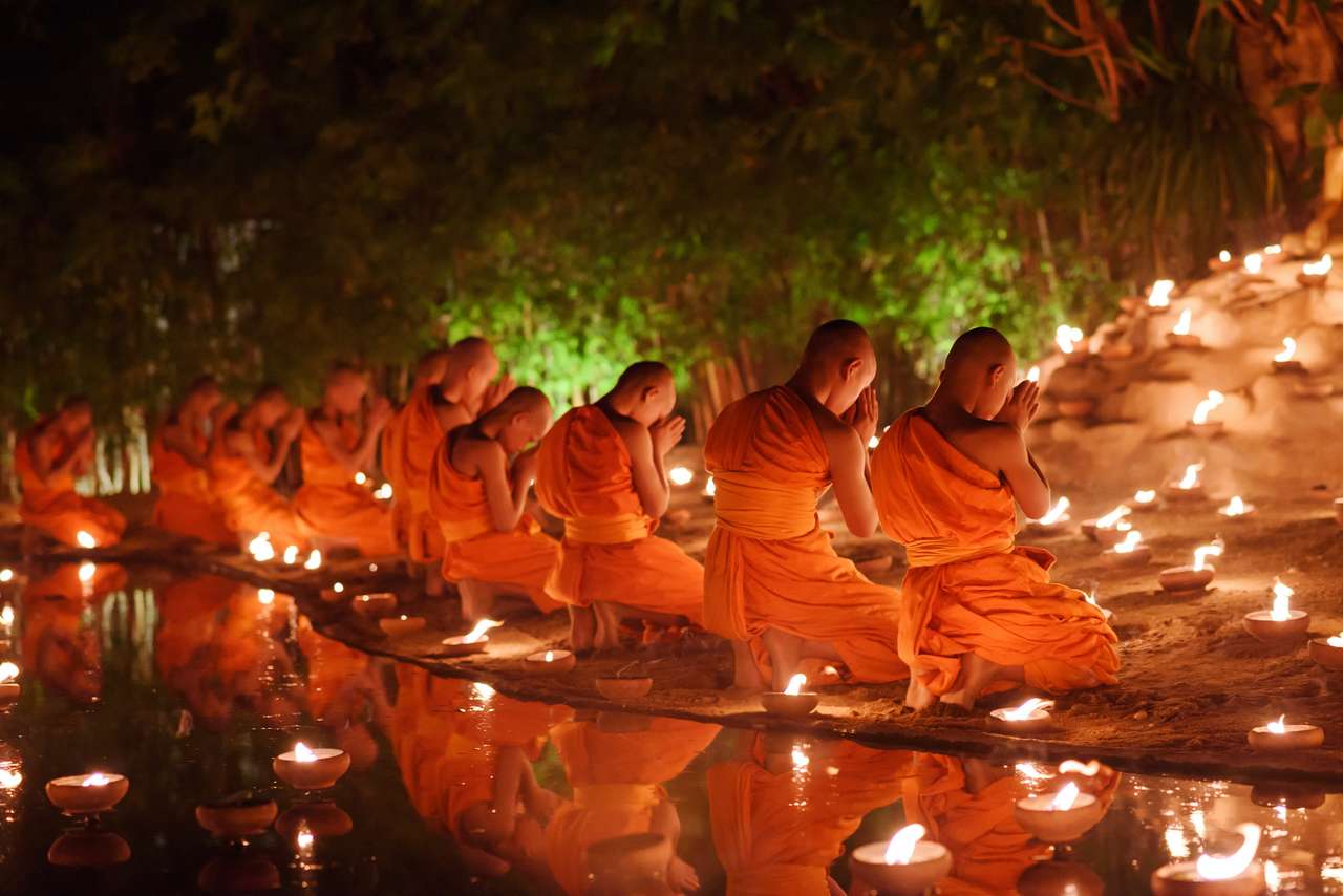 munkar som sitter och mediterar med många ljus i thailändska tempel på natten, Chiangmai, Thailand, mjukt fokus Pussel online