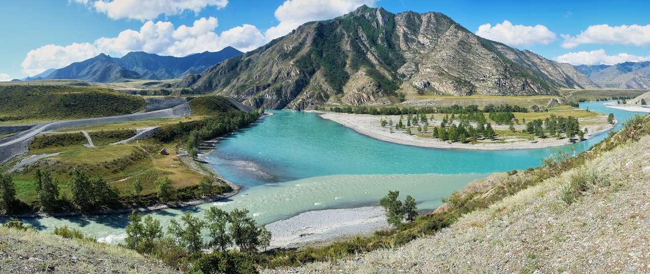 Панорама на мястото на сливането на реките Катун и Чуя в планините Алтай. Сибир, Русия онлайн пъзел