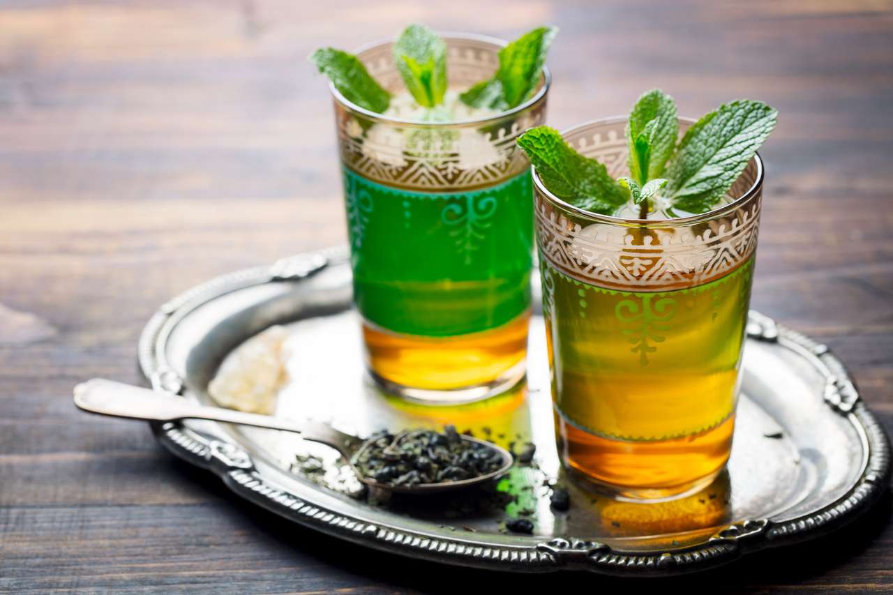 Té de menta, bebida tradicional marroquí en vidrio rompecabezas en línea