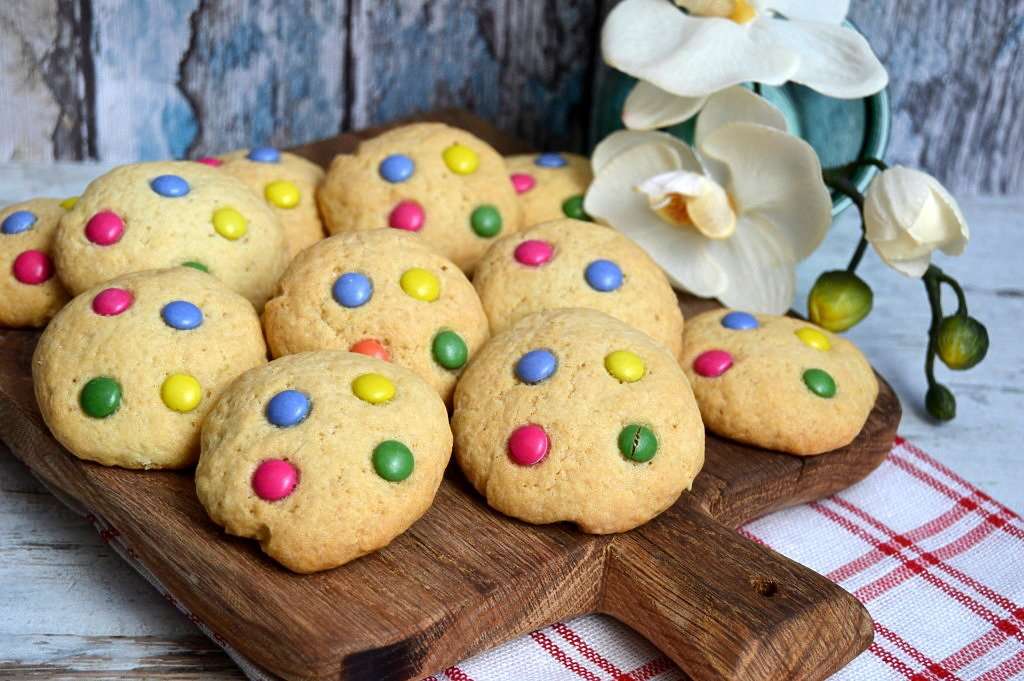 Печиво з різнокольоровими цукерками онлайн пазл