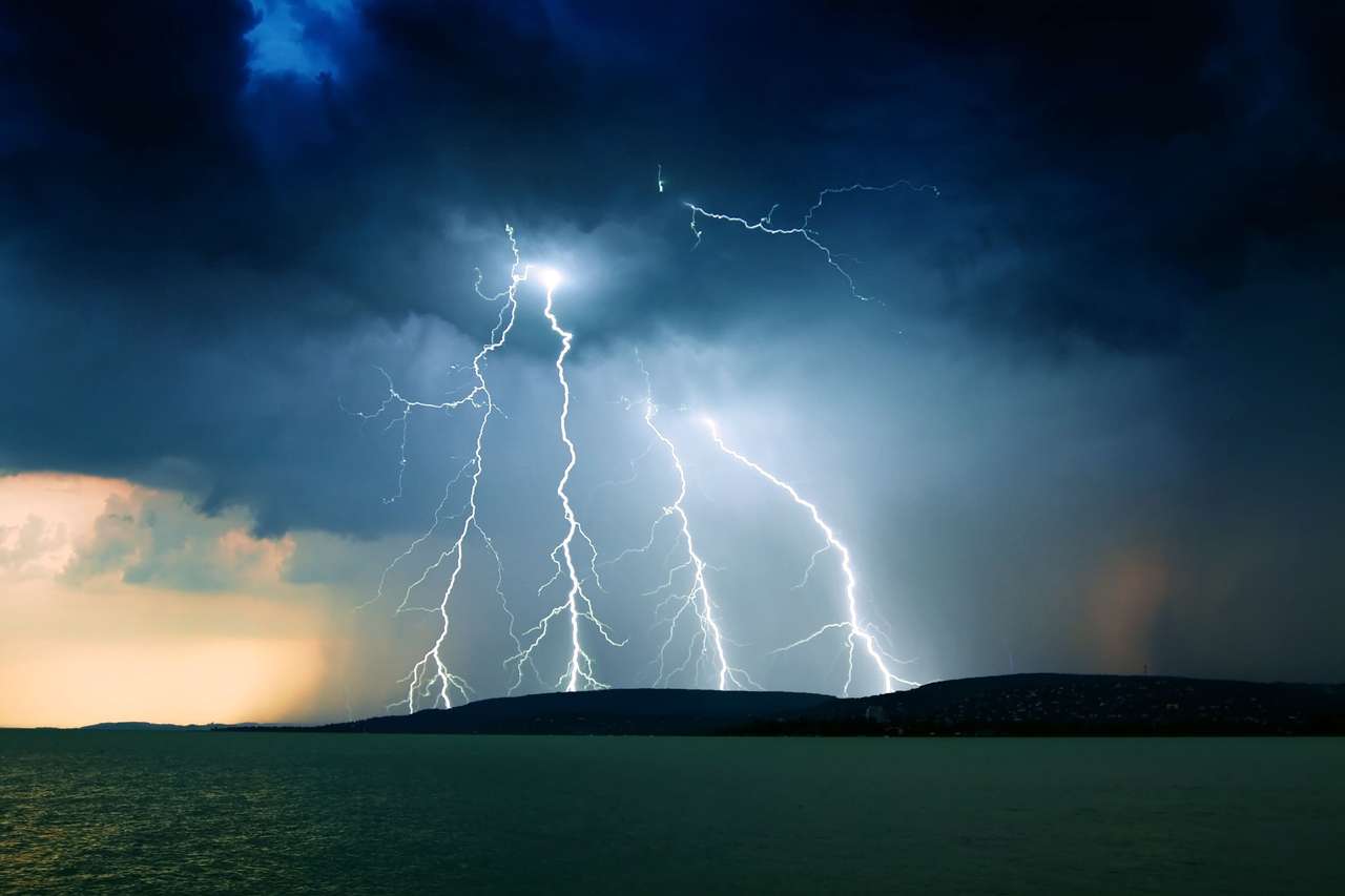шторм над озером Балатон пазл онлайн