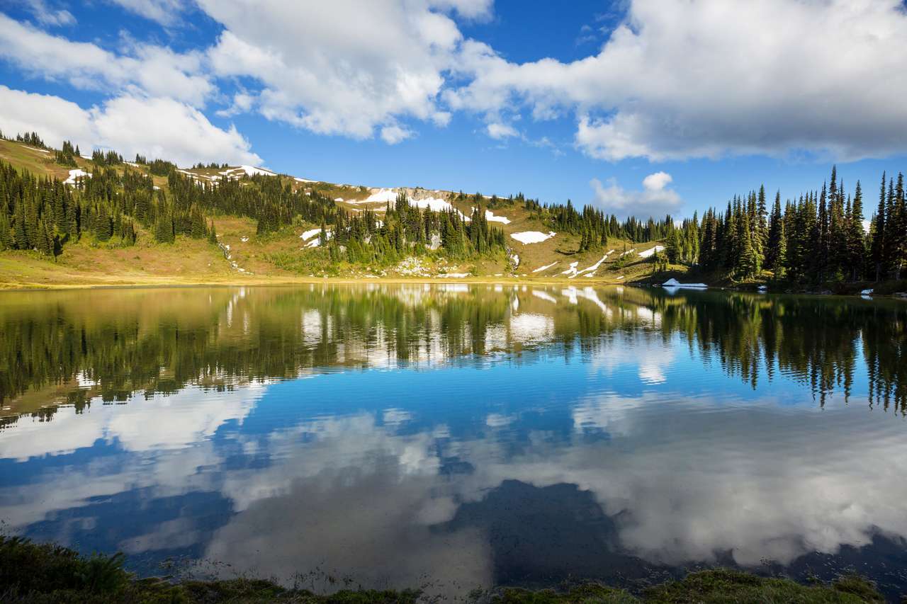 Serenity sjö i bergen på sommaren Pussel online