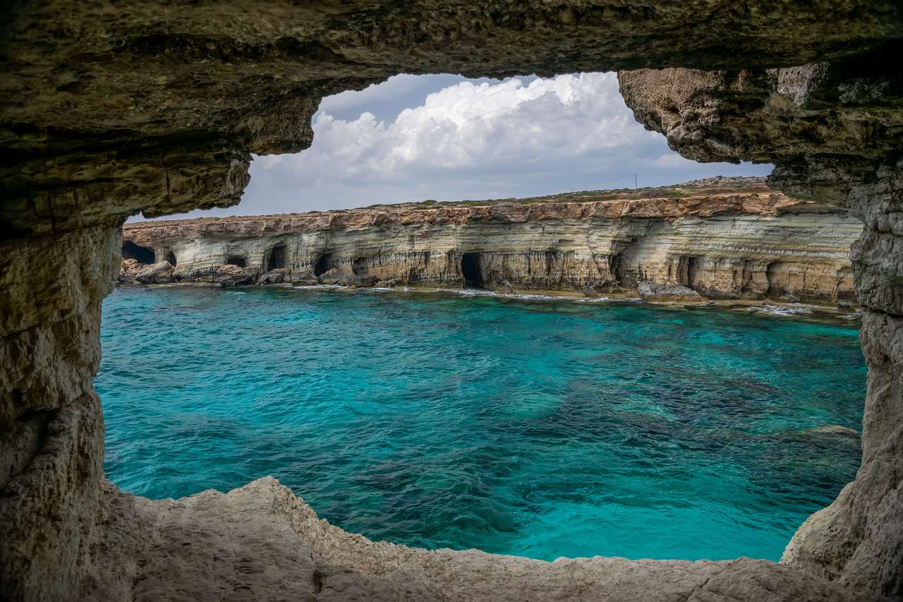 grotta situata sulle rive del Mar Mediterraneo puzzle online