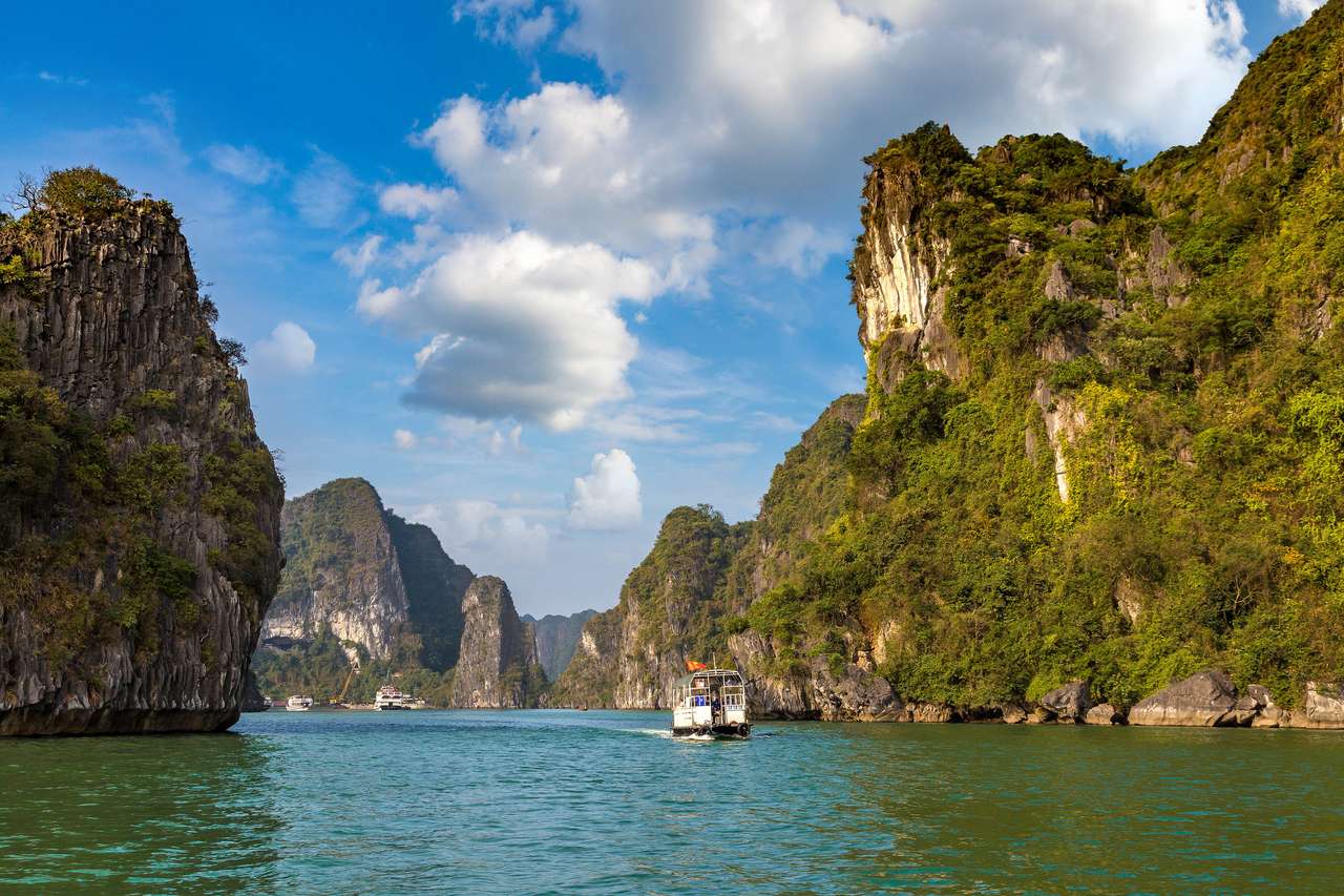 Patrimonio naturale mondiale Baia di Halong, Vietnam in un giorno d'estate puzzle online
