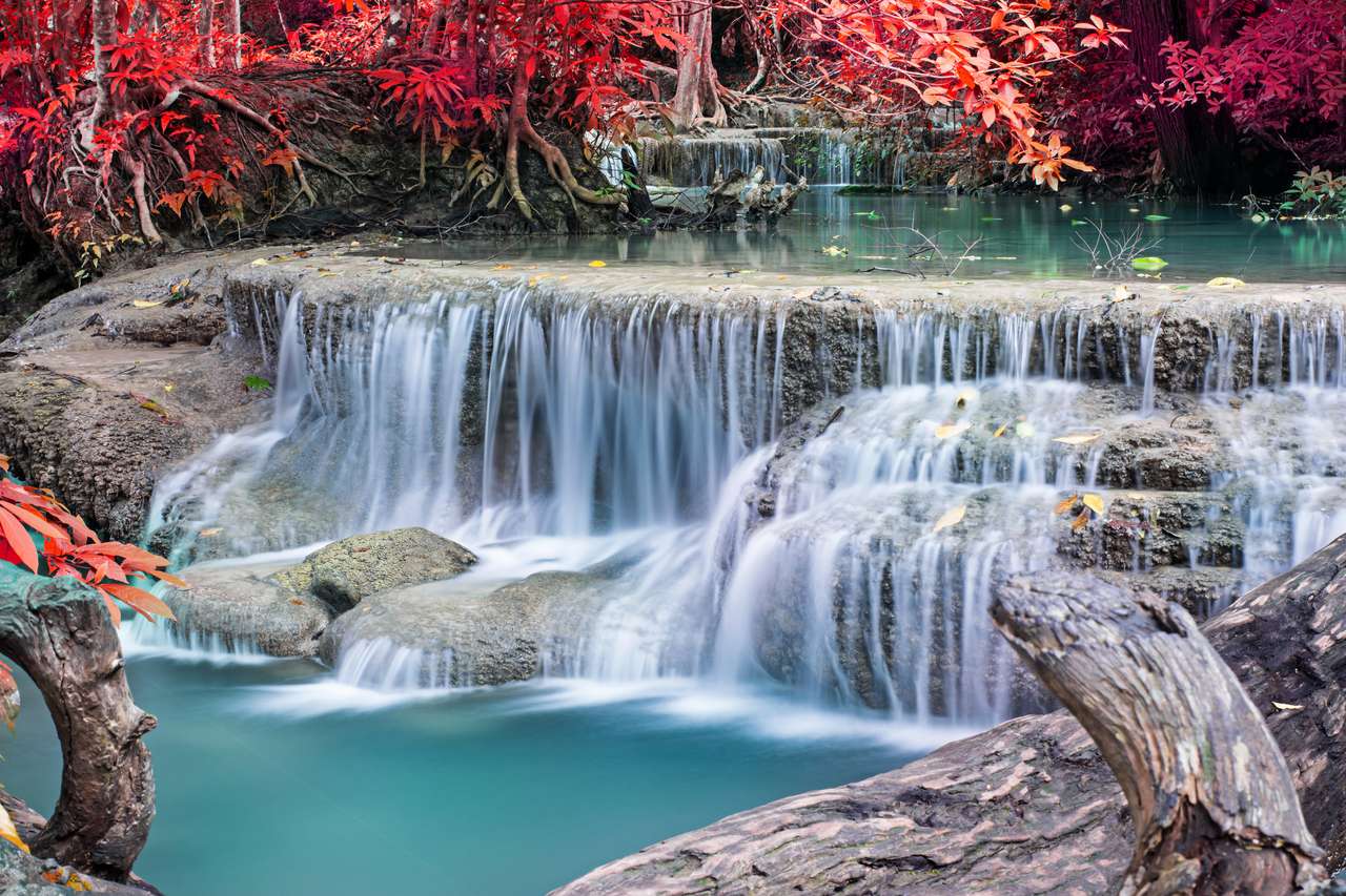 krásný vodopád v hlubokém lese skládačky online