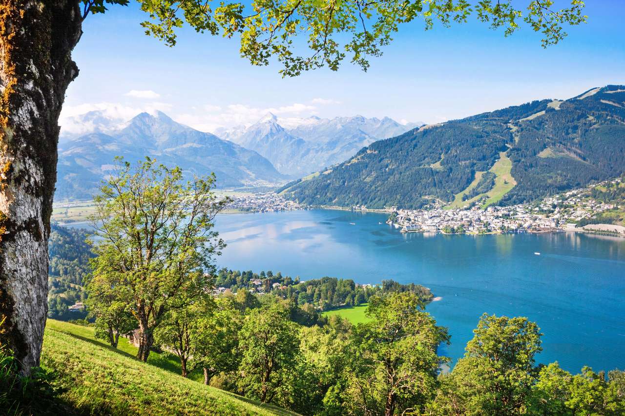 Hermoso paisaje con Alpes y lago de montaña en Zell am See, Austria rompecabezas en línea