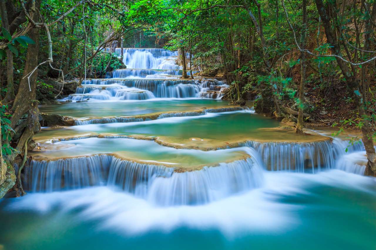 Diepe boswaterval in Kanchanaburi, Thailand online puzzel