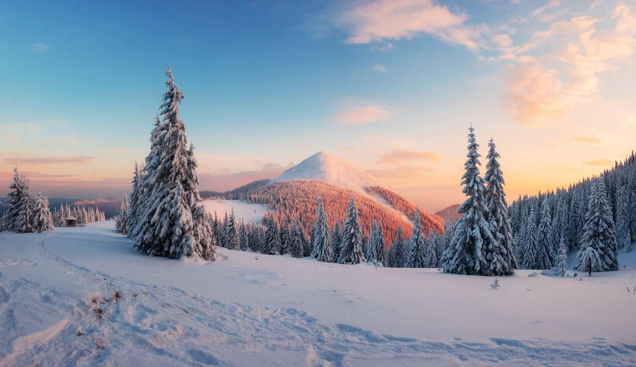 Фантастичен зимен пейзаж в заснежени планини онлайн пъзел