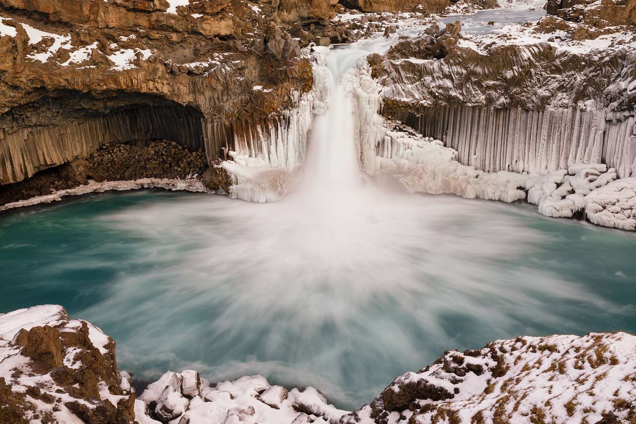 Aldeyjarfoss, исландски водопад, заобиколен от базалтови колони онлайн пъзел