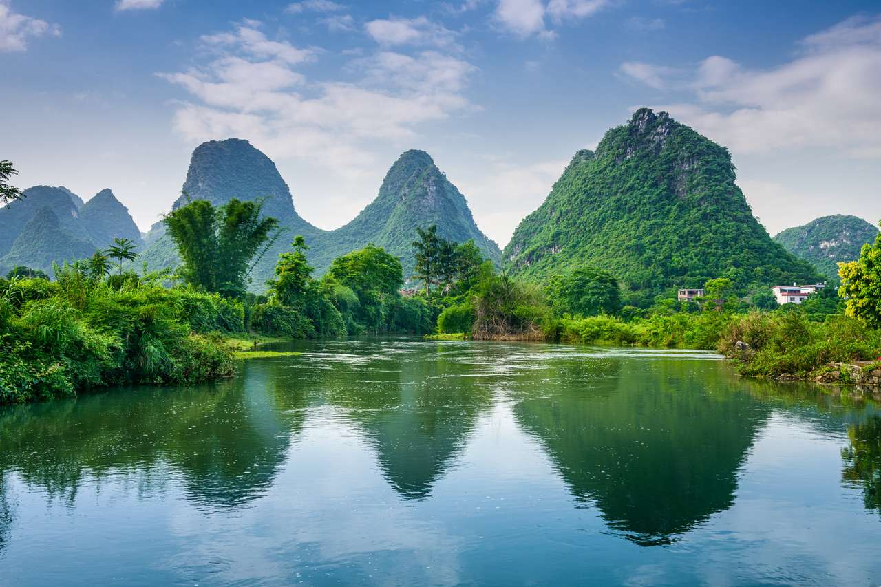 Карстов планински пейзаж в Гуилин, Китай. онлайн пъзел