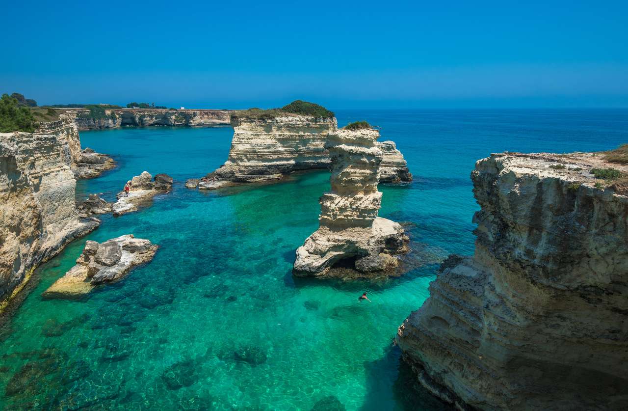 Playa rocosa en Puglia, Torre Santa Andrea, Italia rompecabezas en línea
