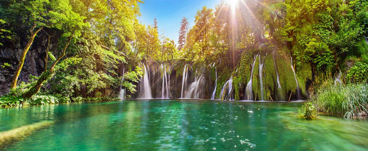 Cachoeira incrível no Parque Nacional dos Lagos de Plitvice puzzle online