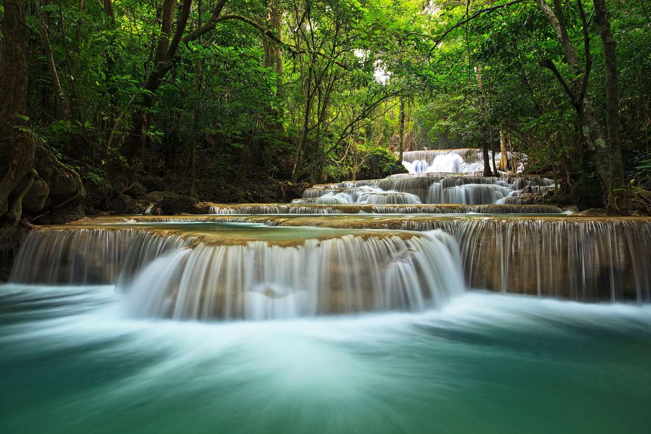 vattenfall i thailändsk nationalpark. I den djupa skogen på berget. pussel på nätet