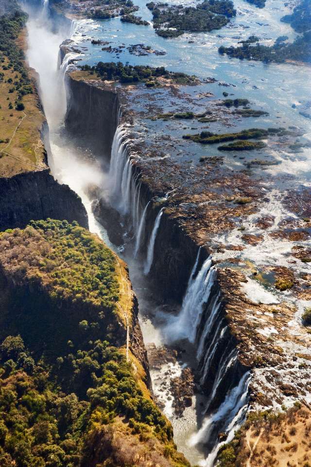Viktoriiny vodopády. Národní park Mosi-oa-Tunya online puzzle
