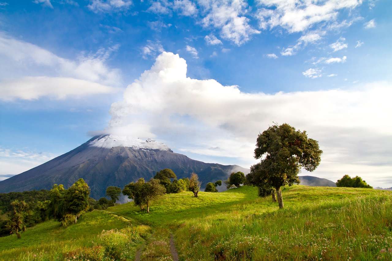 Éruption du volcan Tungurahua, lever du soleil, Equateur puzzle en ligne