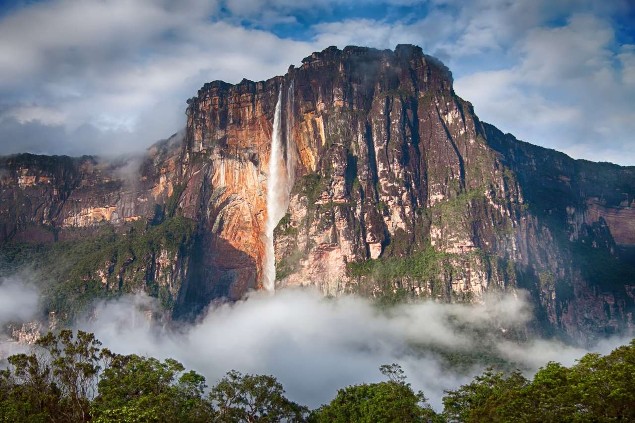 Närbild av det högsta vattenfallet i världen - Angel Falls pussel på nätet