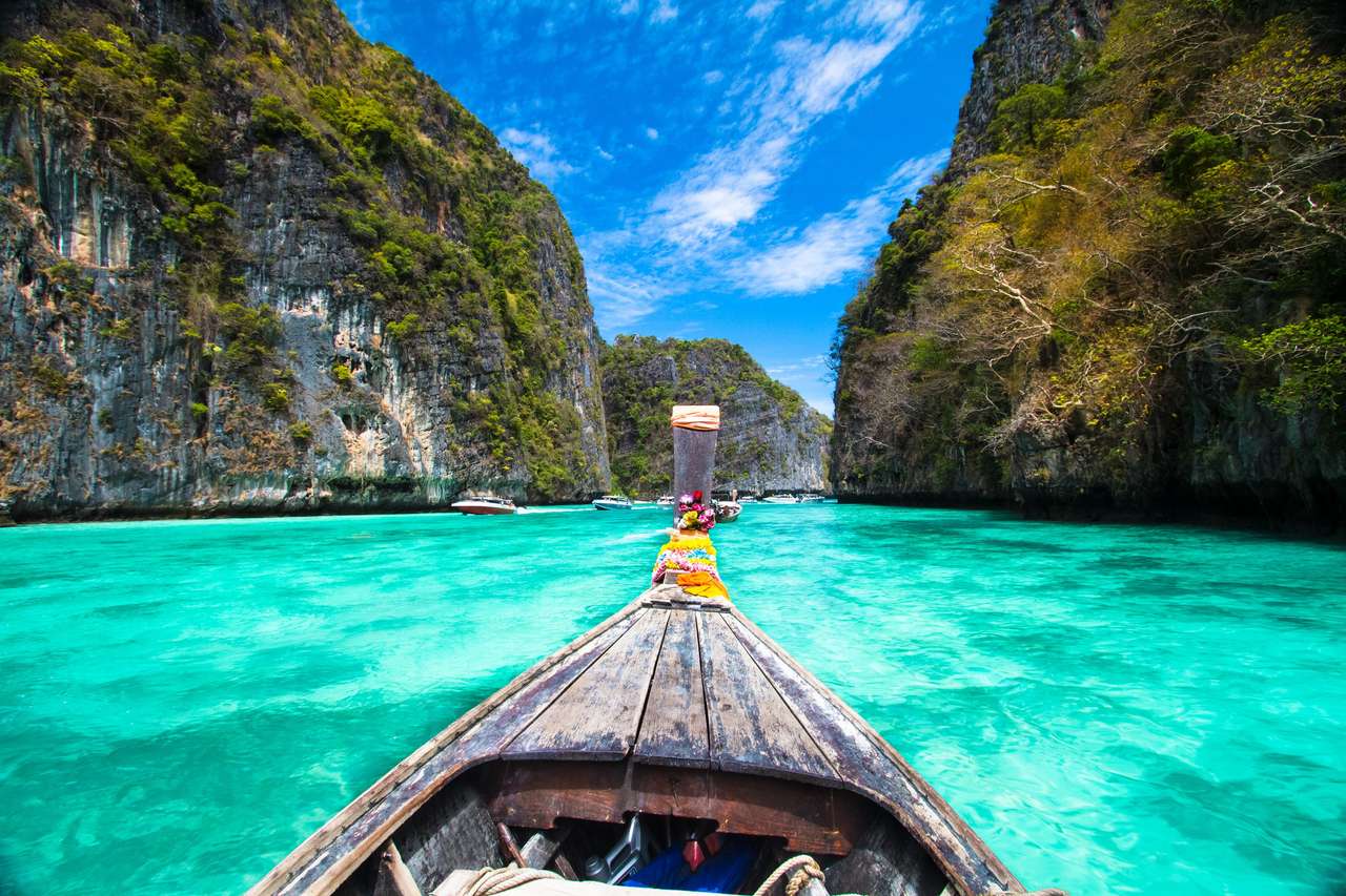 Traditionelles Holzboot auf der Insel Koh Phi Phi Online-Puzzle