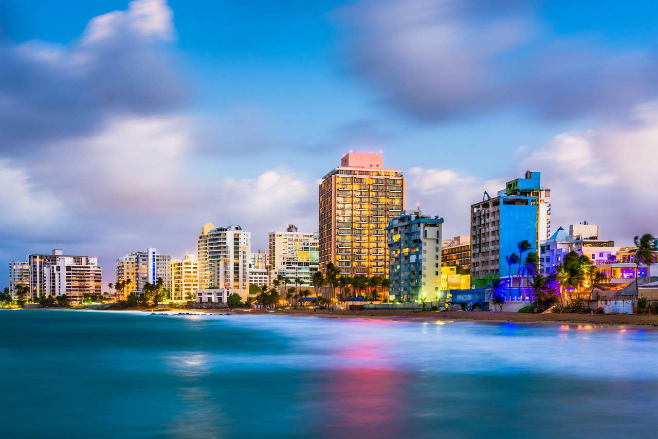 Skyline von San Juan, Puerto Rico am Strand von Condado. Puzzlespiel online