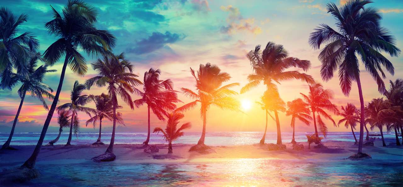 Силуети на палми на тропически плаж по залез слънце онлайн пъзел