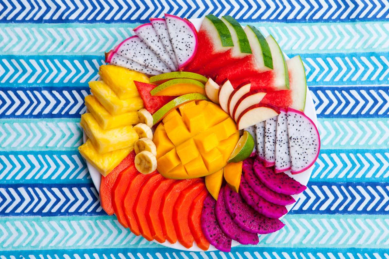 Variedade de frutas tropicais em prato branco quebra-cabeças online