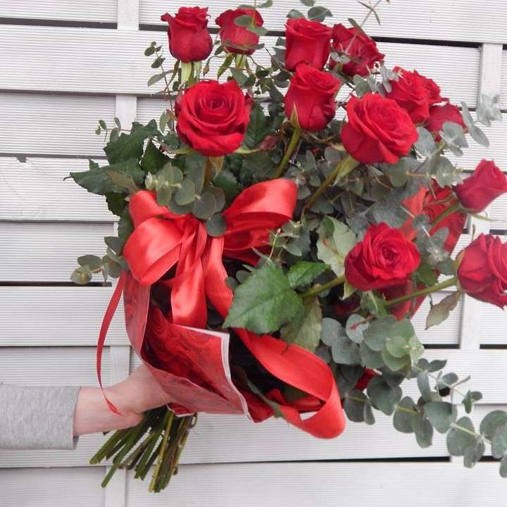 赤いバラの花束を持っている女性 ジグソーパズルオンライン