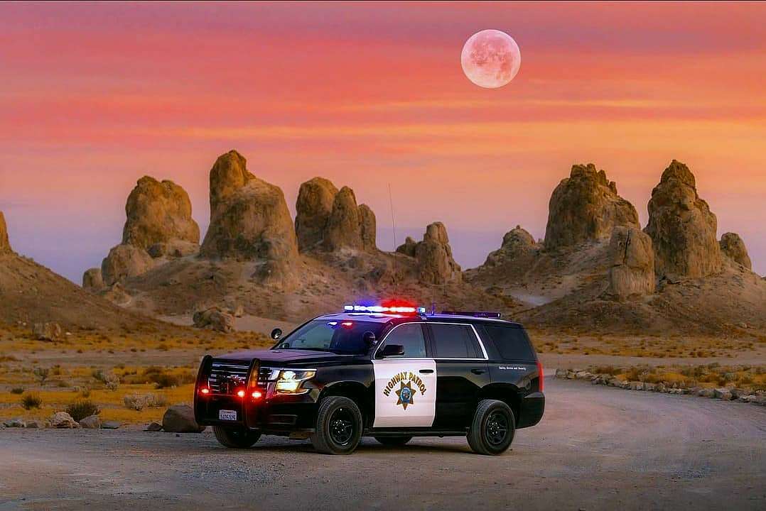 Policejní auto v poušti online puzzle