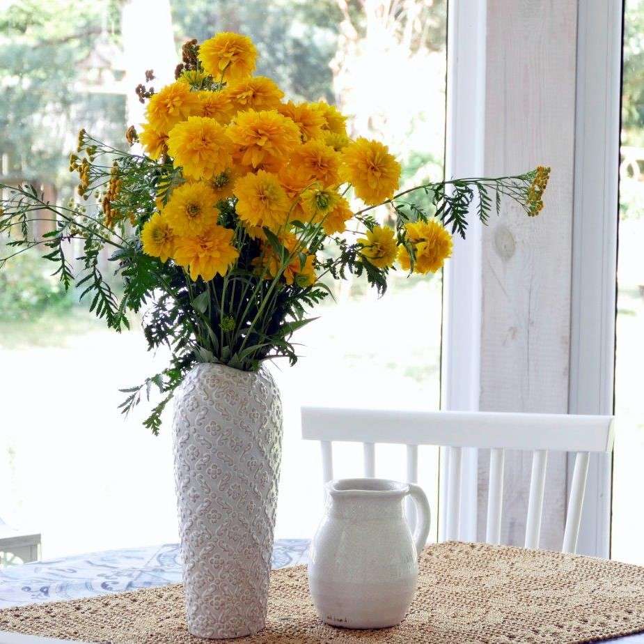 λουλούδια σε λευκό βάζο παζλ online