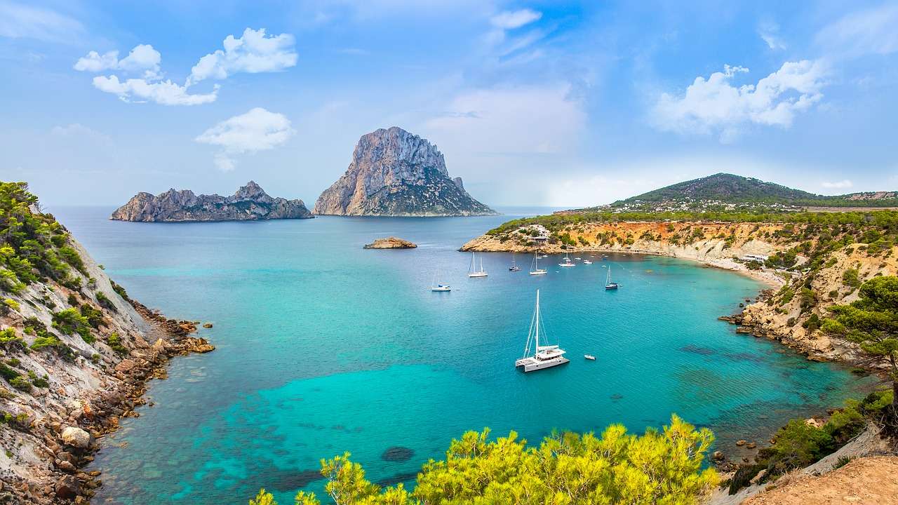 Ибица - остров испанского Балеарского архипелага. онлайн-пазл