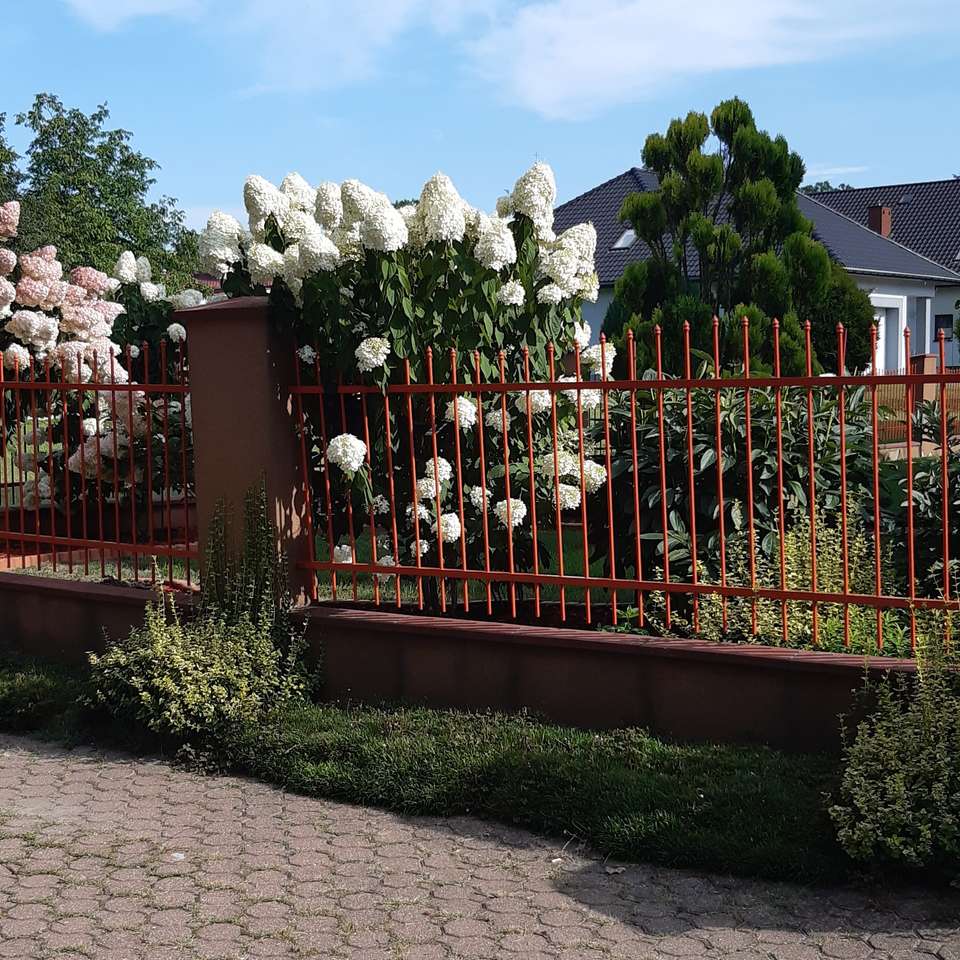 bloemen bij het hek legpuzzel online