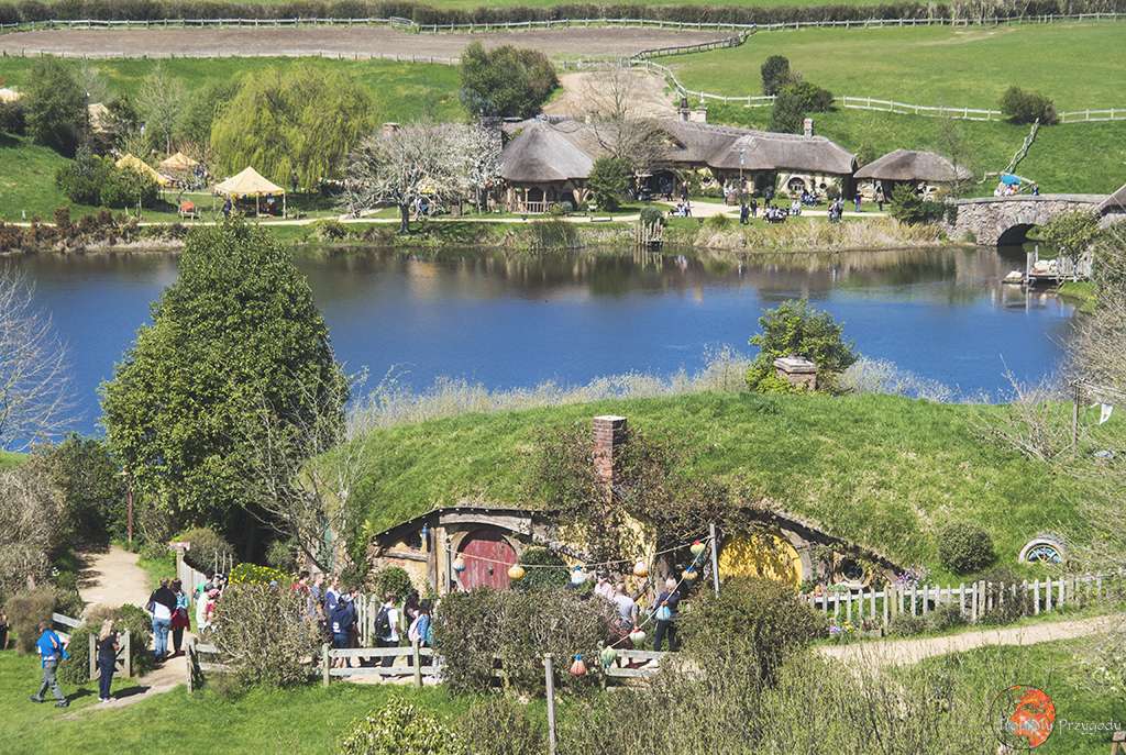 Деревня хоббитов и озеро в Новой Зеландии пазл онлайн