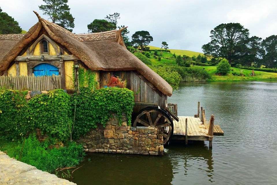 Хоббитон и озеро в Новой Зеландии онлайн-пазл