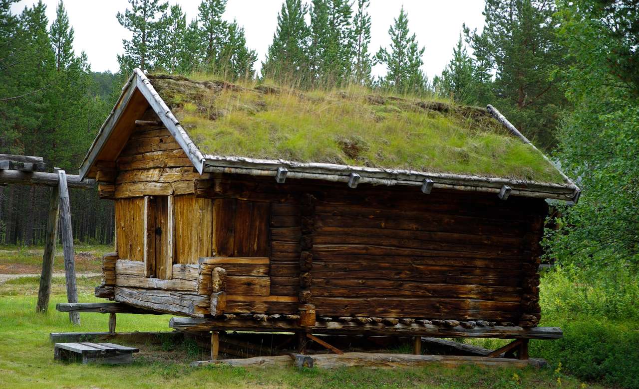 Holzhaus mit Gras auf dem Dach in Finnland Puzzlespiel online