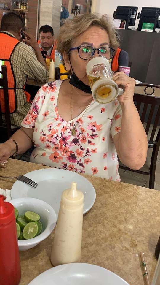 linda mulher comendo quebra-cabeças online