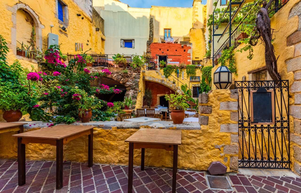 ギリシャ、クレタ島、ハニアの旧市街の通り。 オンラインパズル