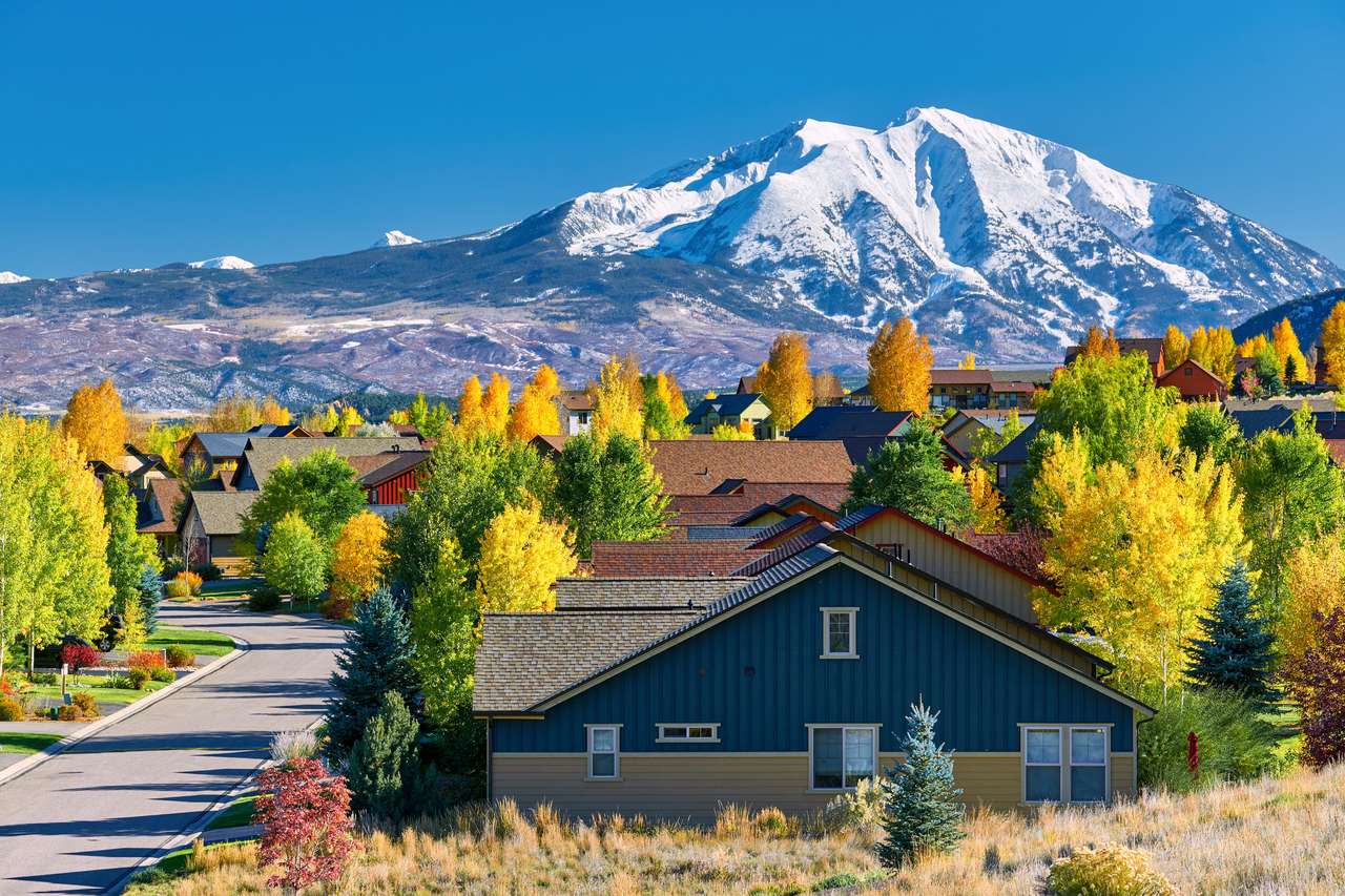 Barrio residencial en Colorado en otoño rompecabezas en línea