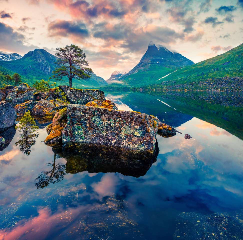 Amanecer de verano en el lago Innerdalsvatna rompecabezas en línea