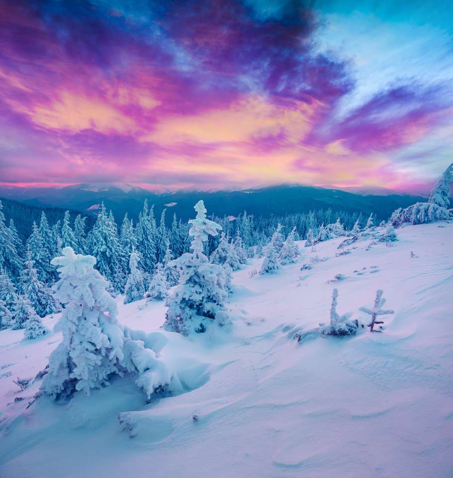 Incrível nascer do sol de inverno nas montanhas dos Cárpatos puzzle online