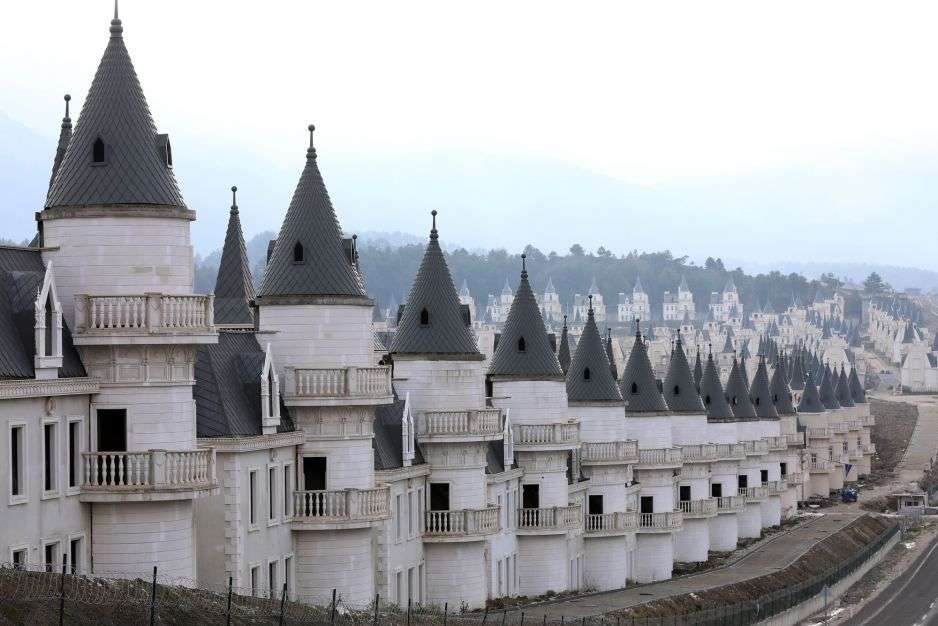 Tenuta del castello di cemento Disney in Turchia puzzle online
