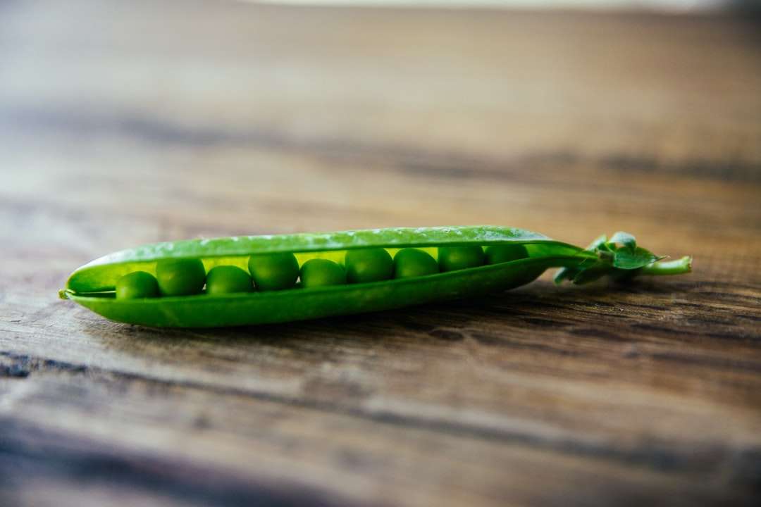 fotografia de foco raso de ervilha verde quebra-cabeças online
