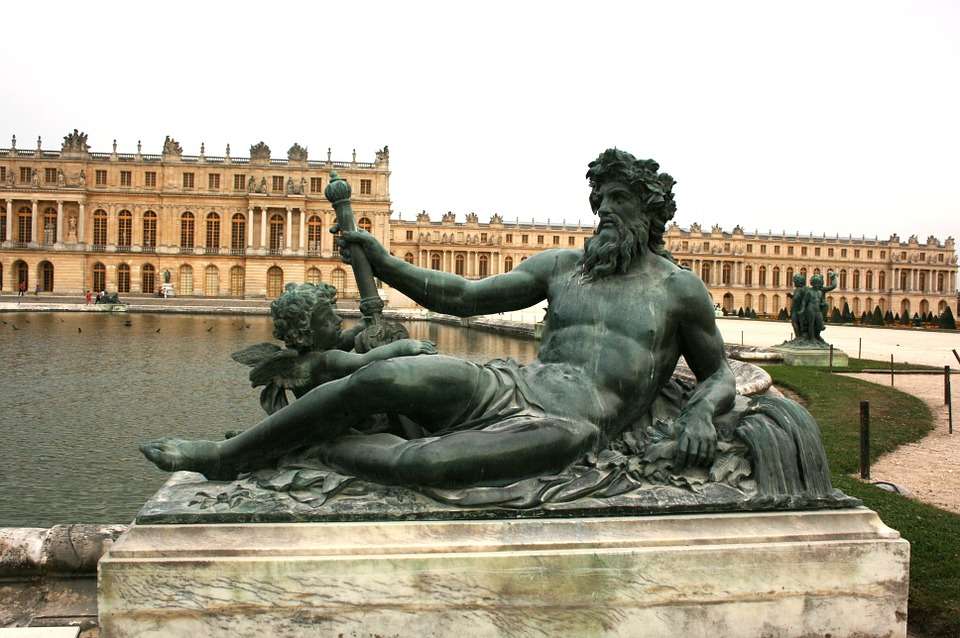 Palats i Frankrike-skulptur i slottsträdgården pussel på nätet