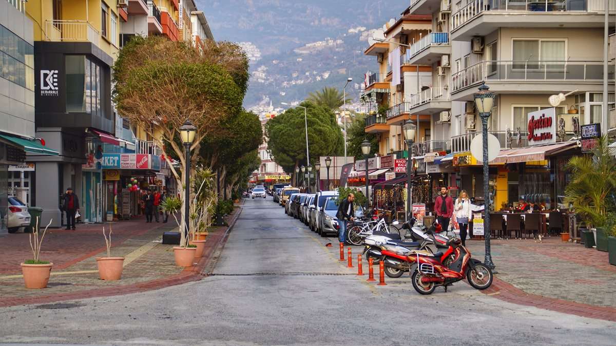 Аланія - вулиця в Туреччині пазл онлайн