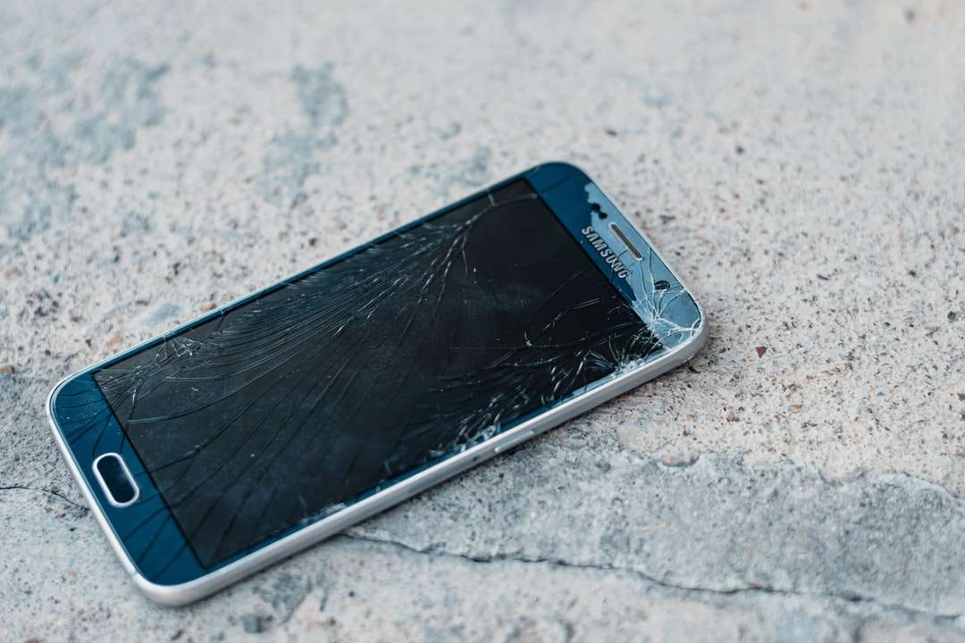 Blaues Samsung-Android-Smartphone auf grauem Marmortisch Online-Puzzle