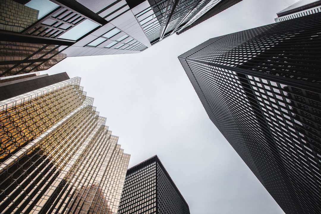 нискоъгълна фотография на високи сгради онлайн пъзел