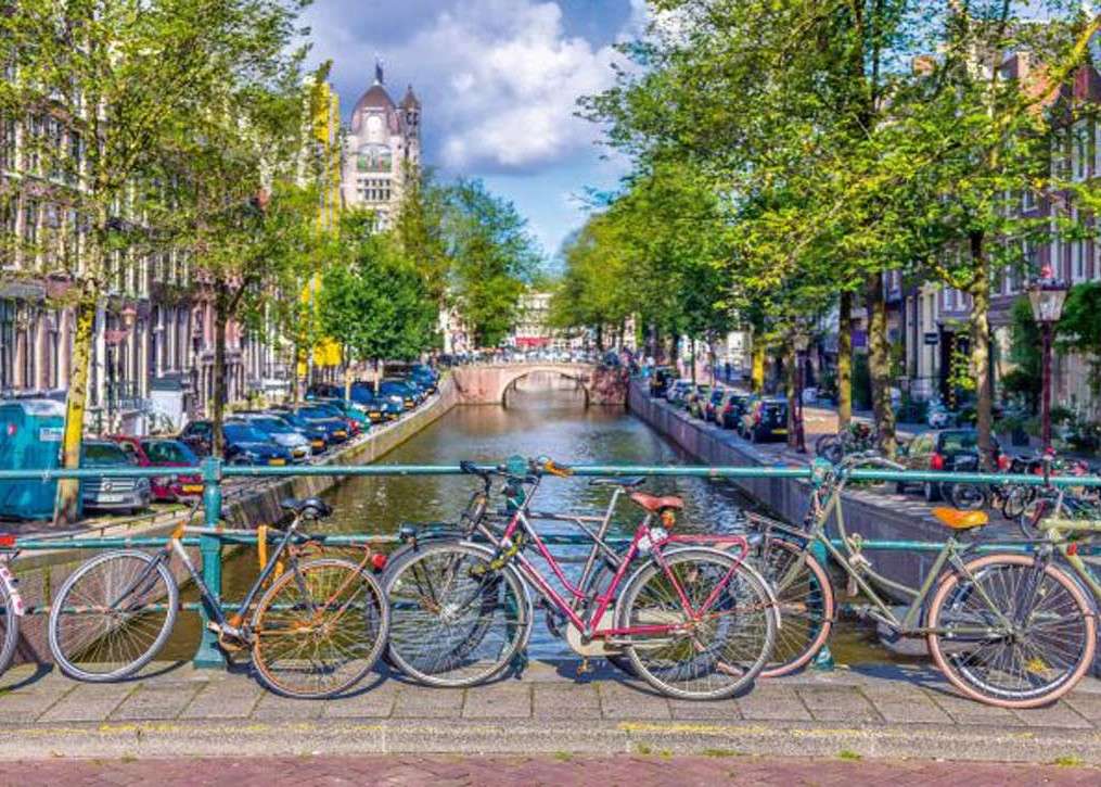 Kanal med en bro i Amsterdam pussel på nätet