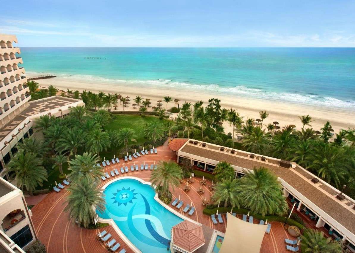 Вид з готелю на пляж в Аджмані пазл онлайн