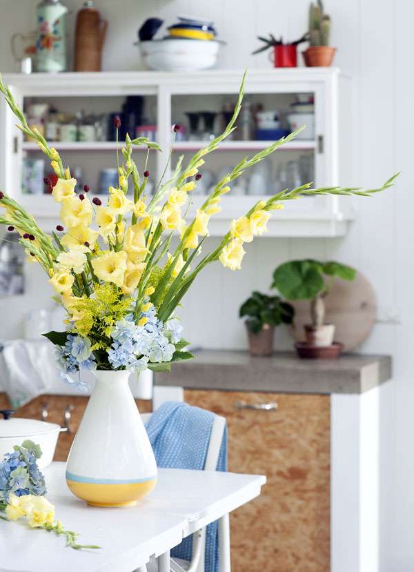Желтые гладиолусы в вазе пазл онлайн