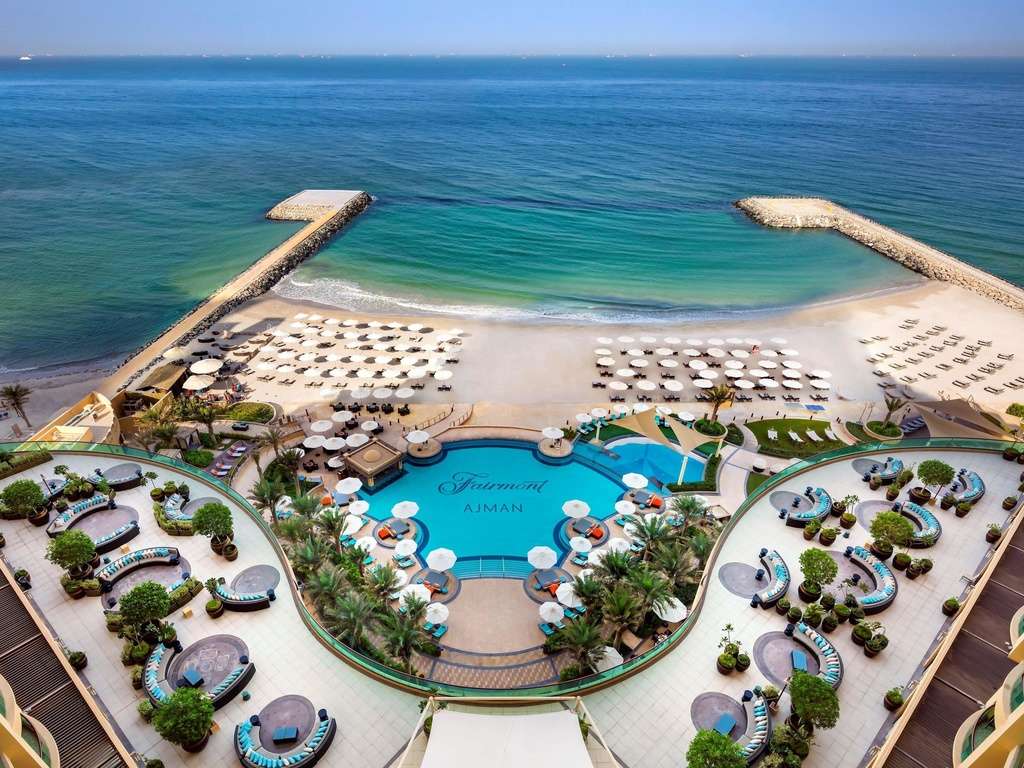 Аджман - вид из отеля на пляж и Аравийское море пазл онлайн